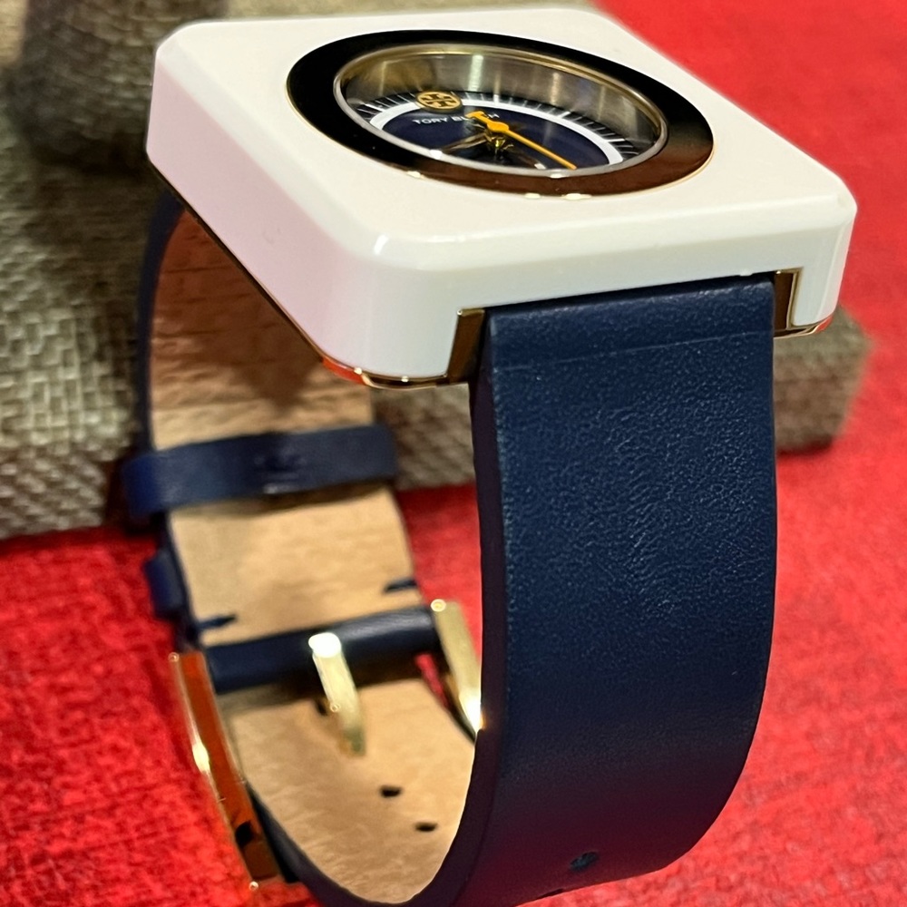 TORY BURCH ‘LIZZIE’ PRE-LOVED AUTHENTIC NAVY &WHITE SQUARE DESIGN LEATHER WATCH - Picture 4 of 16